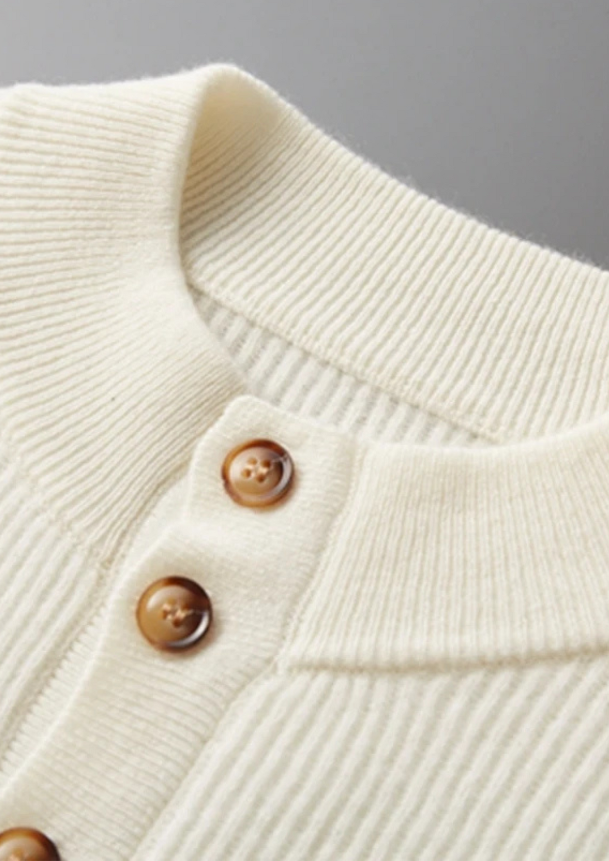 BRUNO | JERSEY DE CACHEMIRA CON BOTONES.