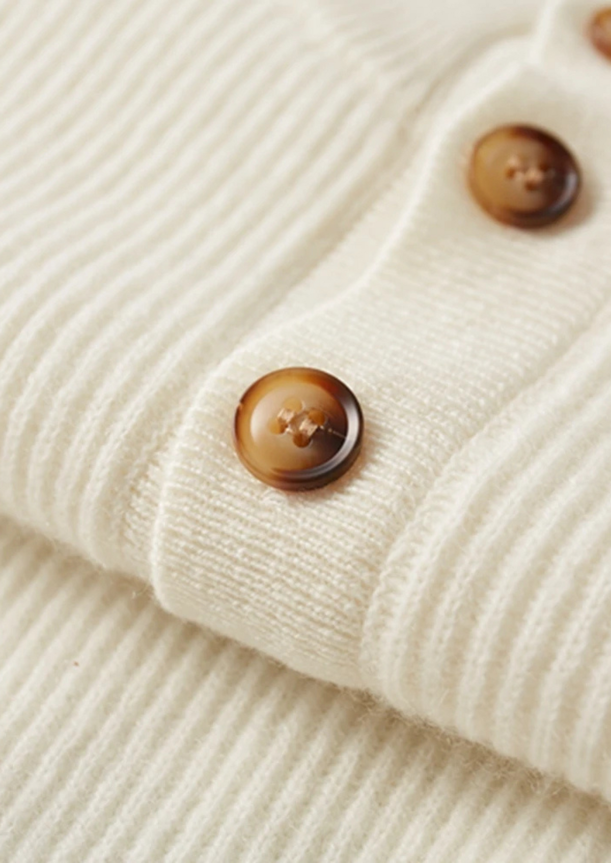 BRUNO | JERSEY DE CACHEMIRA CON BOTONES.