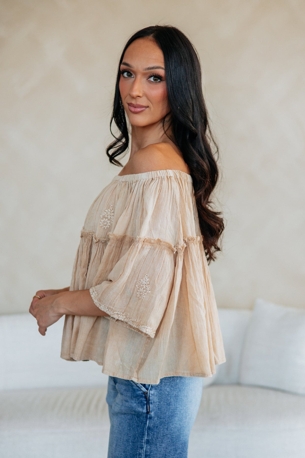 KIARA | BLUSA CON HOMBROS DESCUBIERTOS.