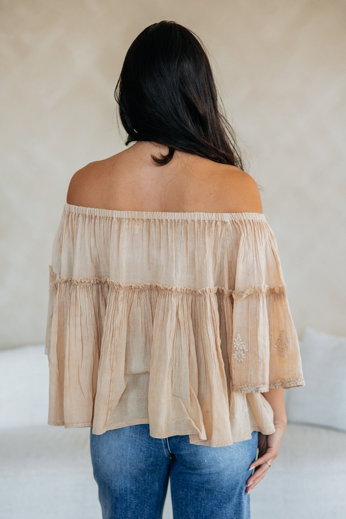 KIARA | BLUSA CON HOMBROS DESCUBIERTOS.