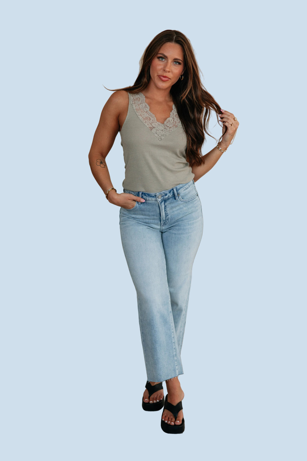 CELESTE | CAMISETA SIN MANGAS BÁSICA.