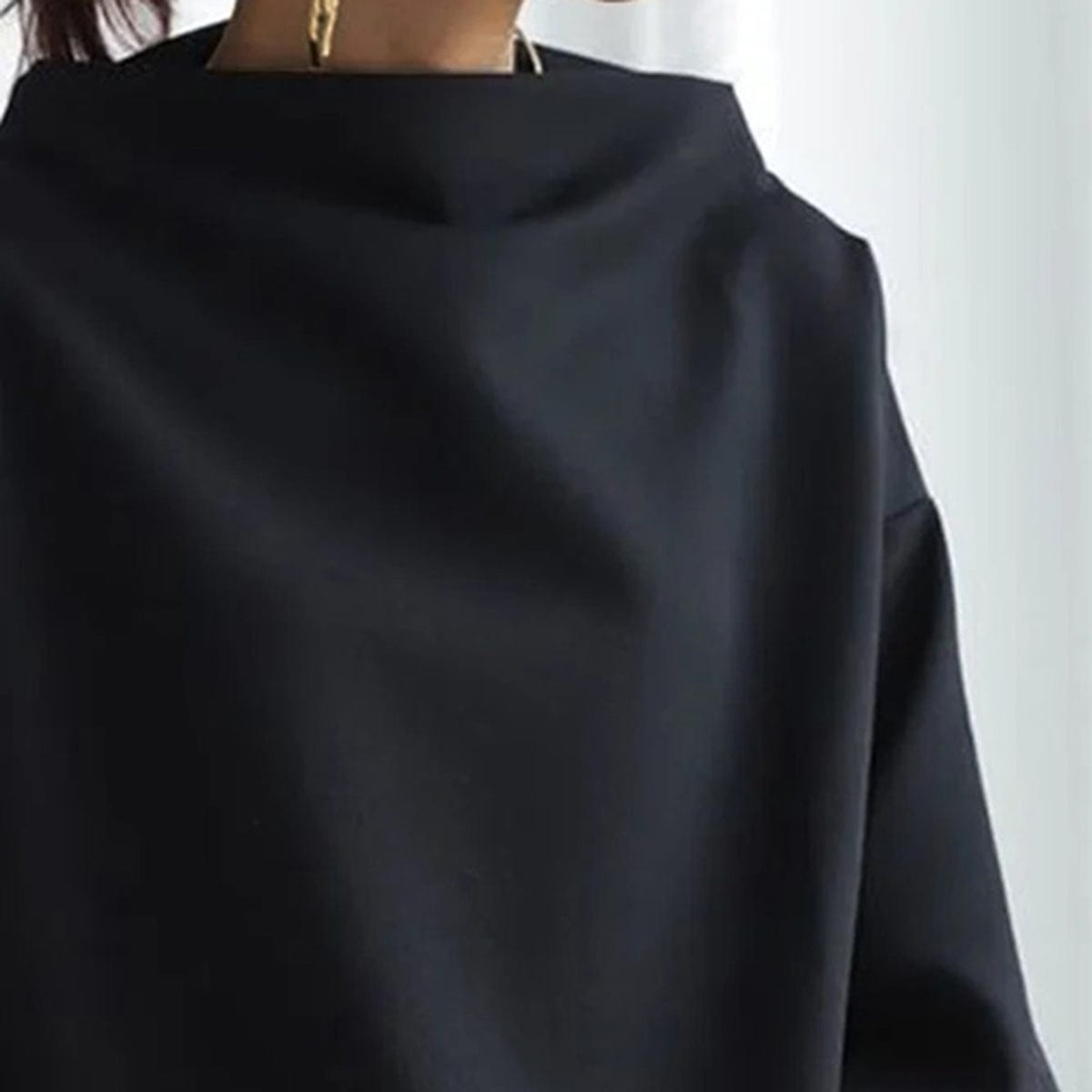 Candela | Top de Punto Suave con Cuello Alto y Corte Holgado