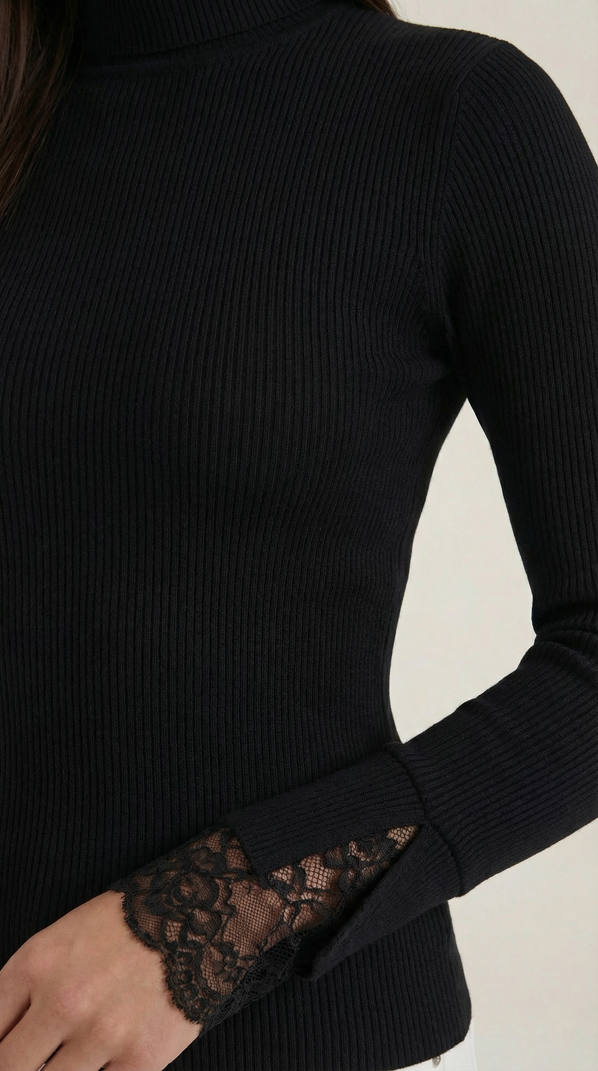 Beth | Suéter de Cuello Alto con Puños de Encaje Texturizado