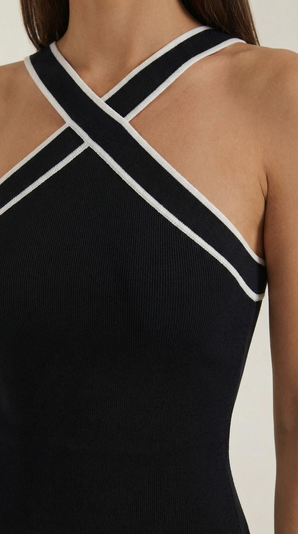 Nia | Top Halter con Diseño Entrelazado