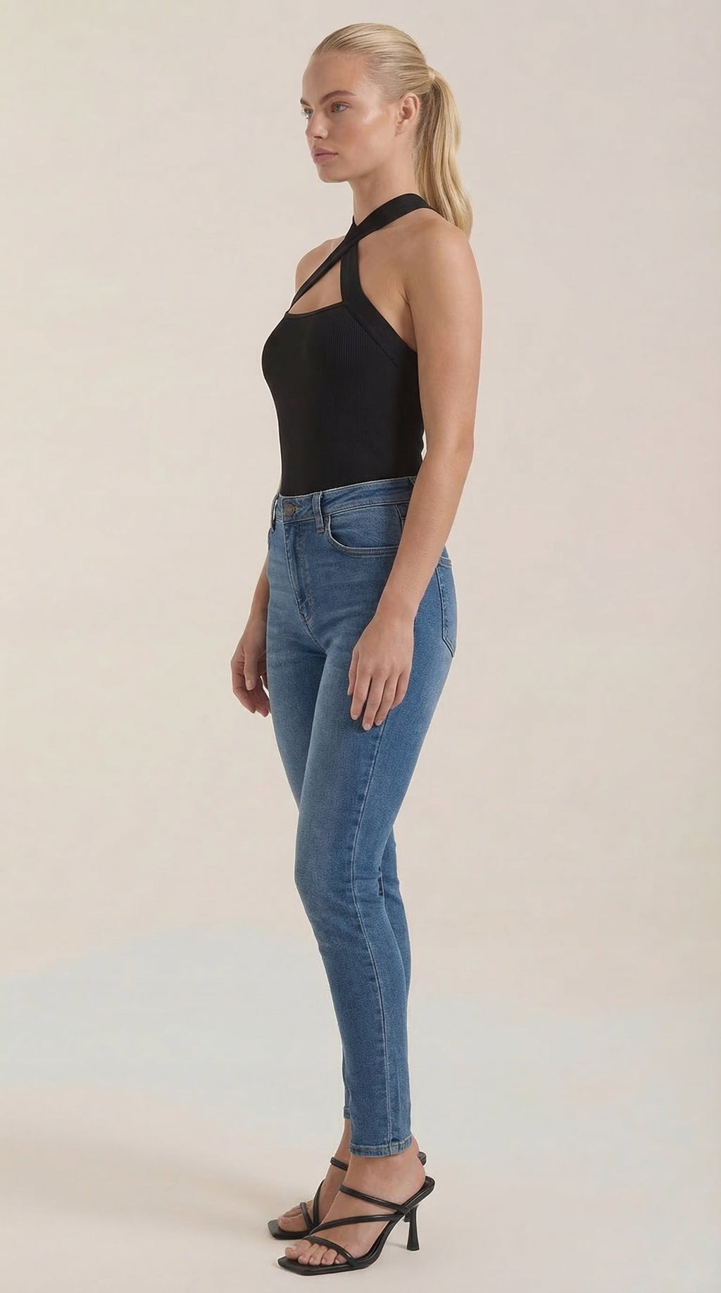 Brianna | Top Halter con Tirantes Entrecruzados