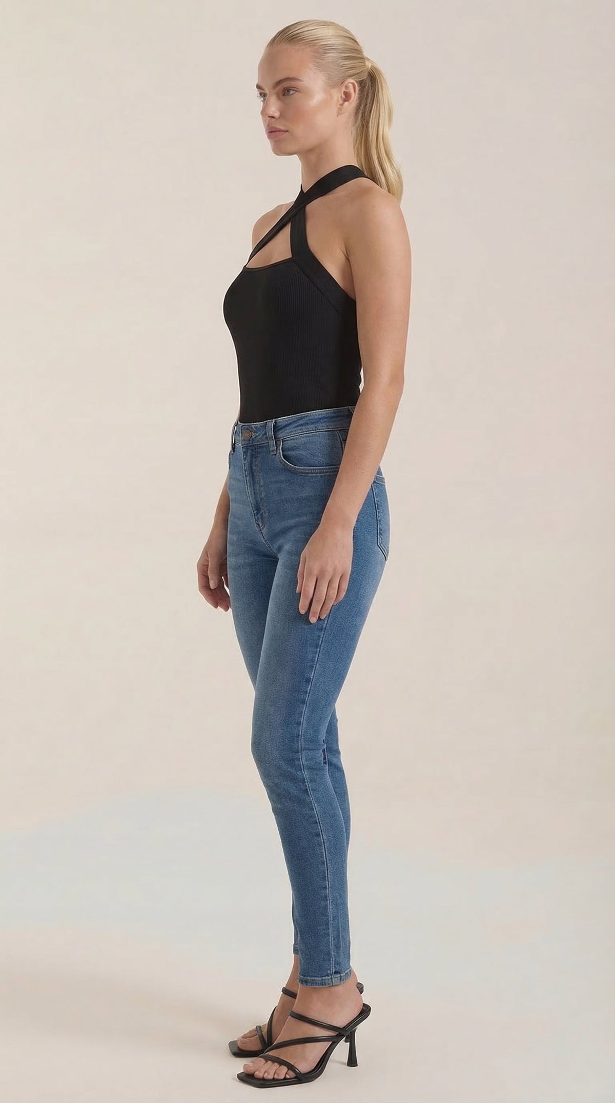 Brianna | Top Halter con Tirantes Entrecruzados